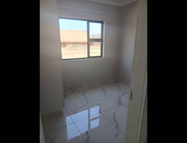 3 BEDROOM FREEHOLD FOR SALE IN DERSLEY